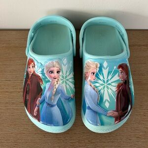 Crocs Fun Lab Frozen II Disney Elsa & Anna Blue Clog Shoes Junior‎ 2 Kids Girls